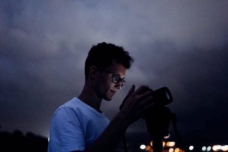 Portrait d’un photographe de nuit