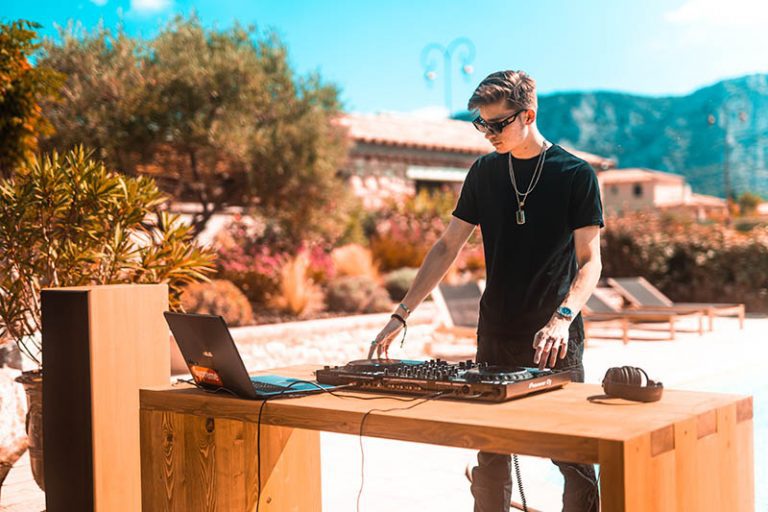 DJ set sur une terrasse en bord de piscine
