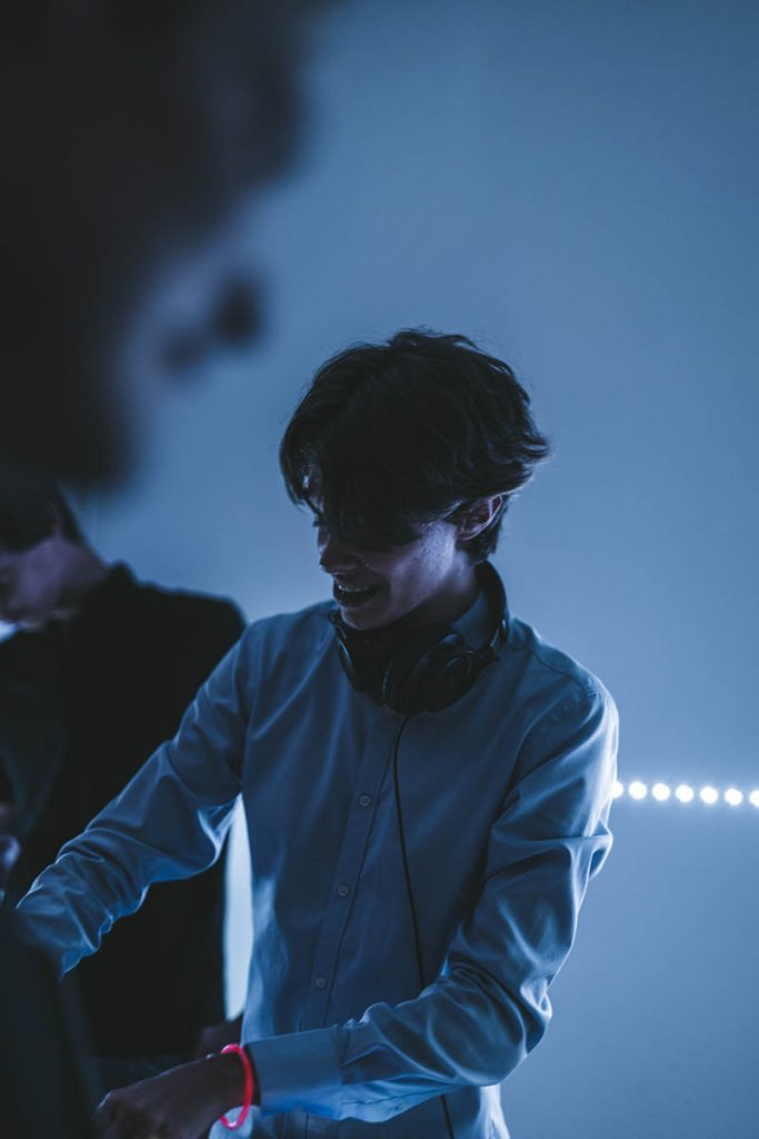 Jeune DJ en chemise bleue