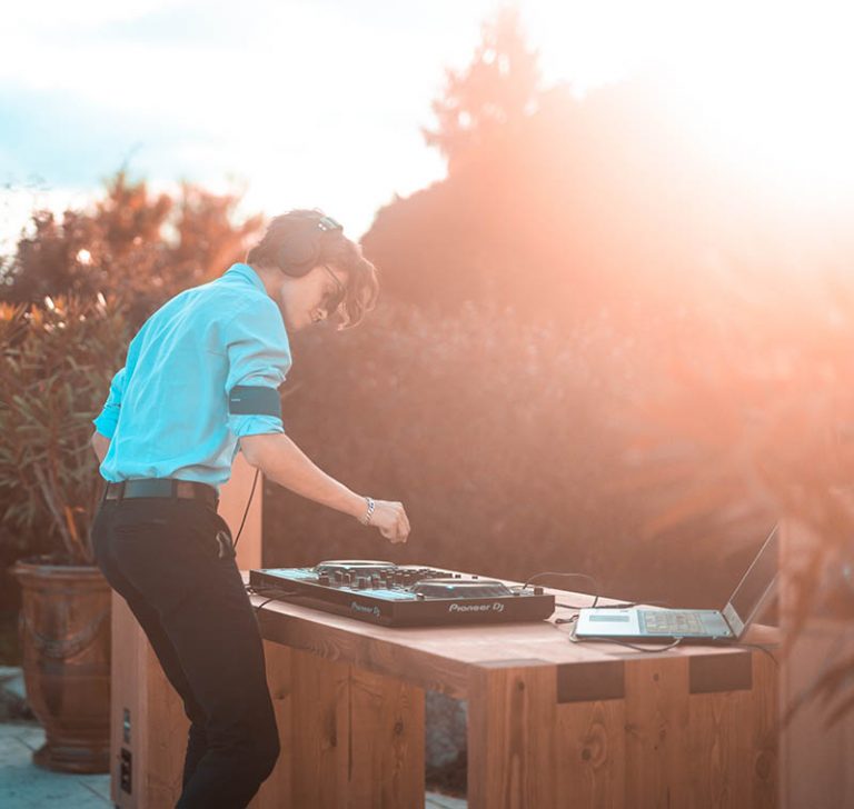 DJ aux platines à la lumière du soir