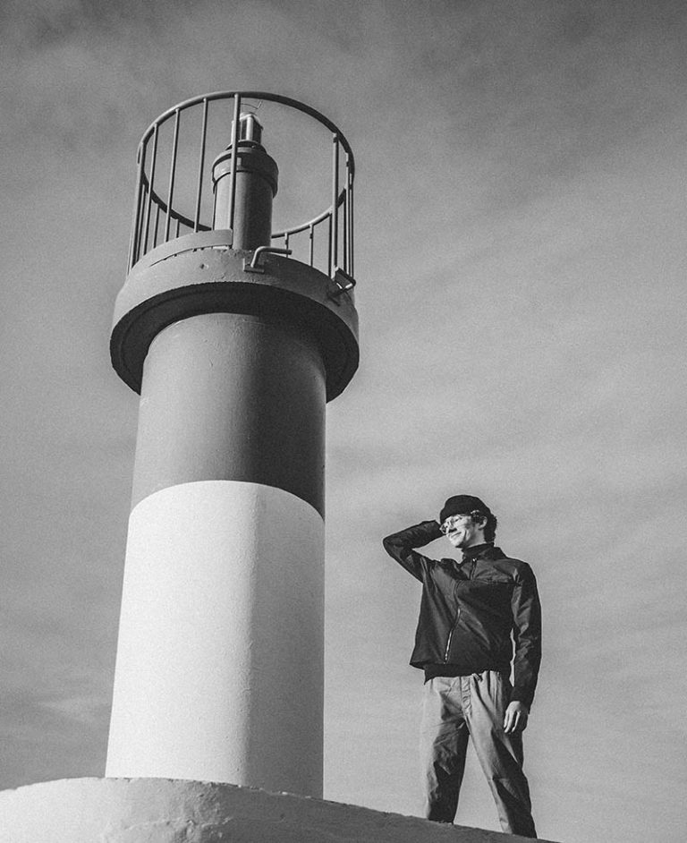Portrait au pied d’un phare, noir et blanc