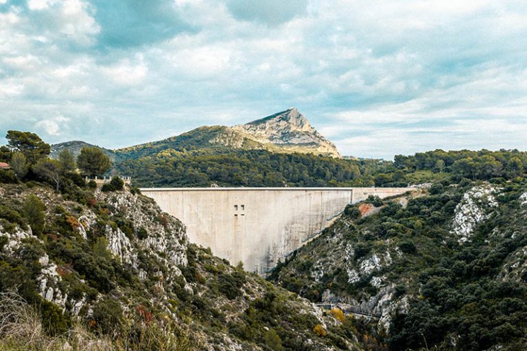 Barrage du Bimont et montagne Sainte-Victoire