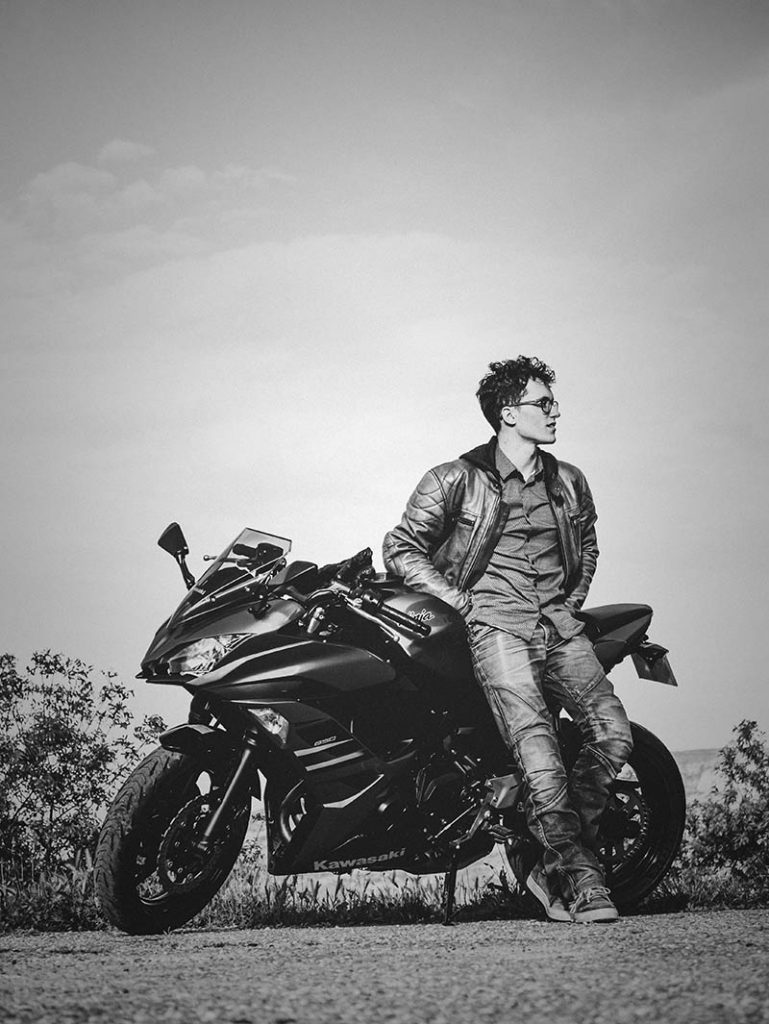 Portrait avec une moto, noir et blanc