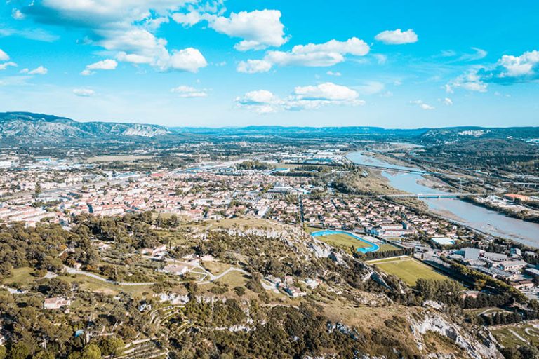 Vue aérienne d’une vallée et d’une rivière