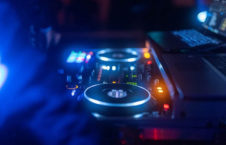 Table de mixage DJ aux lumières bleues