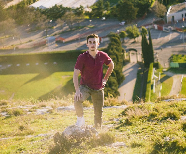 Portrait en pleine nature sur la colline