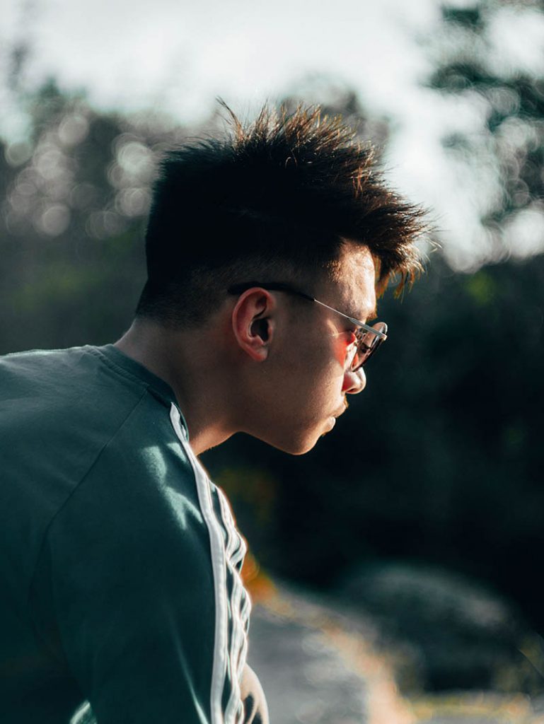Portrait de profil à lunettes en forêt