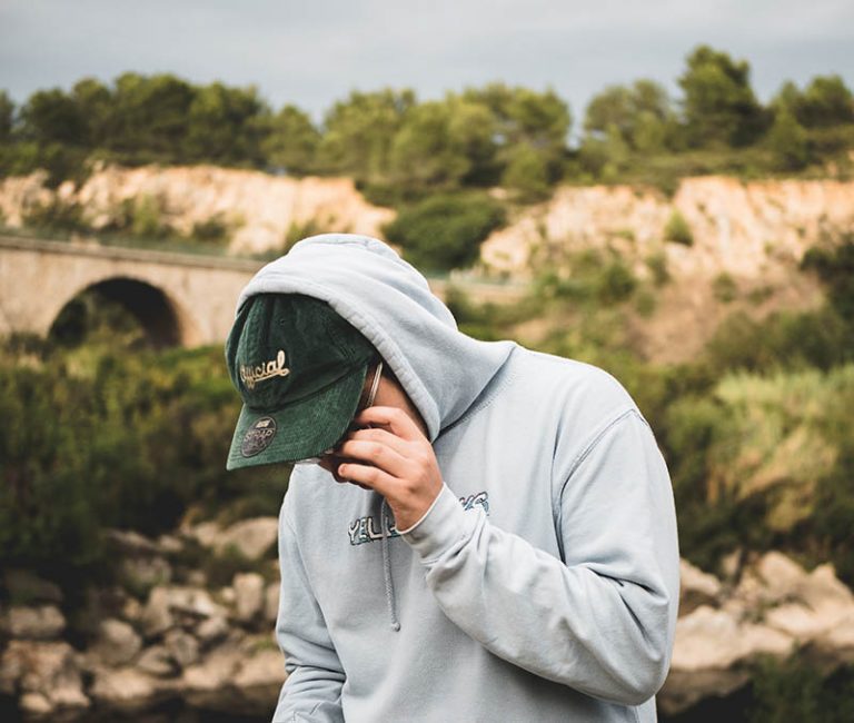 Portrait à capuche devant un paysage de carrière