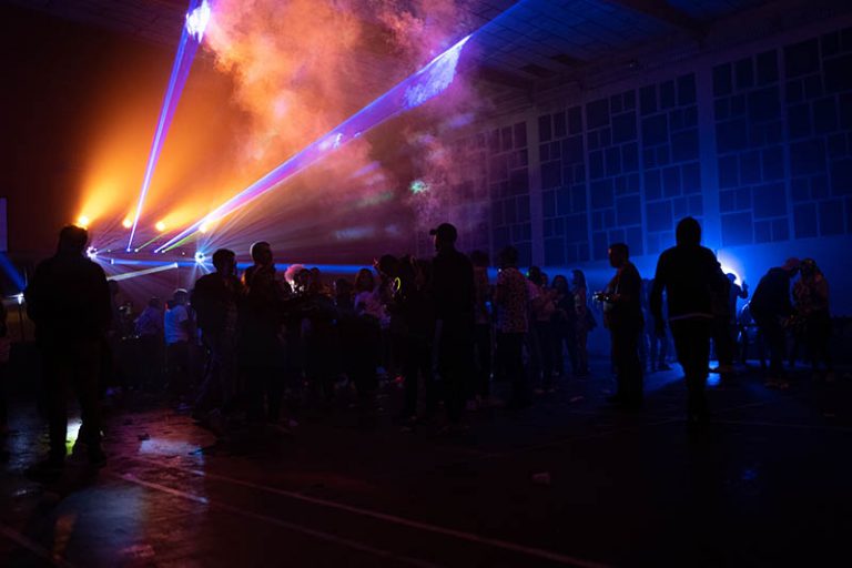 Soirée avec laser et public