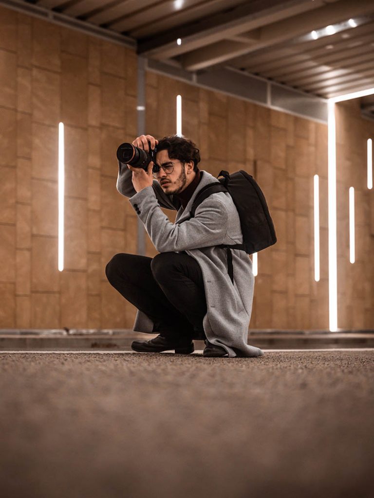Photographe accroupi dans un couloir