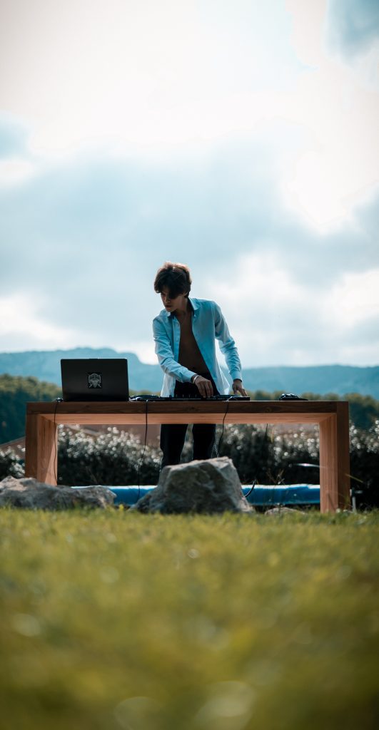 DJ set en plein air face aux collines