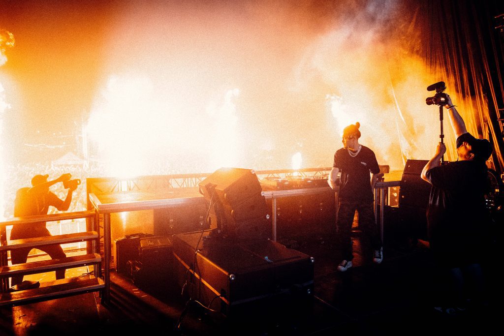 Scène de festival, flammes et lumière orange