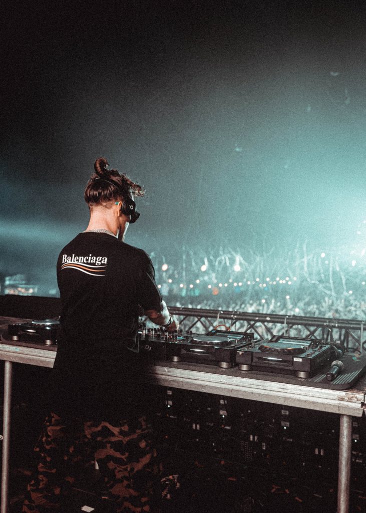 DJ aux platines devant un festival