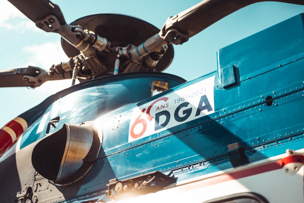 Hélicoptère DGA, pales au premier plan