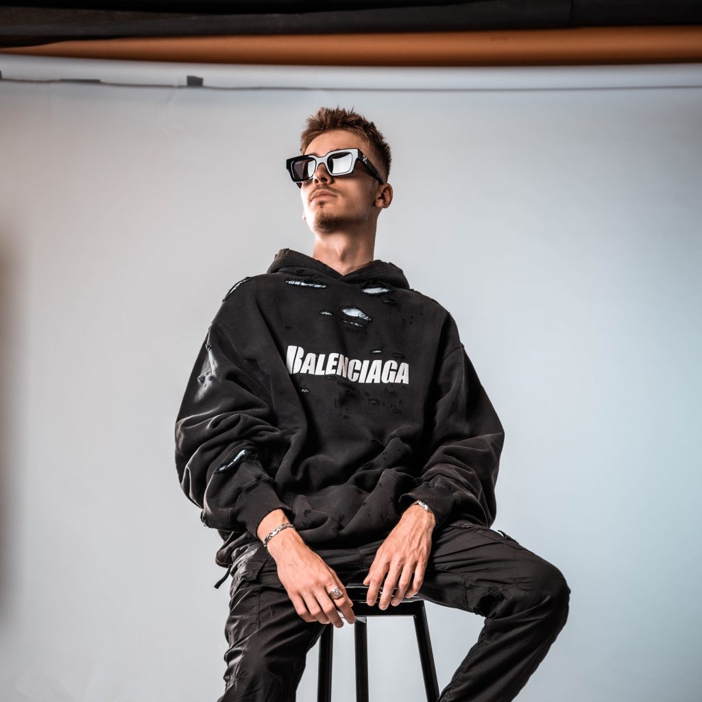 Portrait en studio, homme assis sur un tabouret