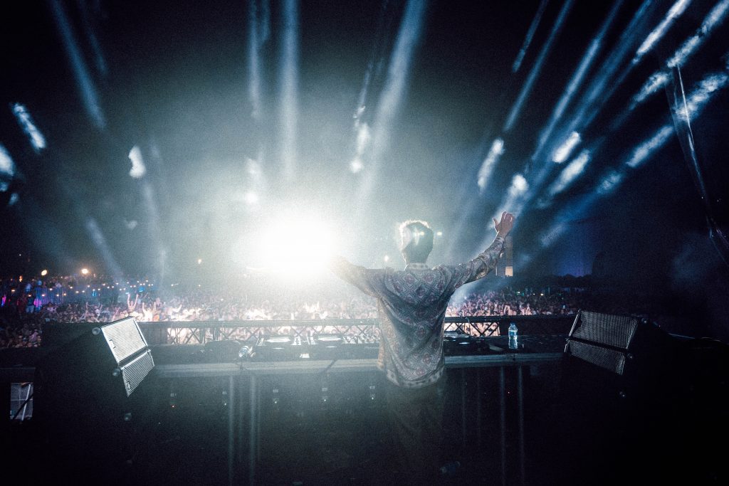 DJ face à la foule sous les projecteurs