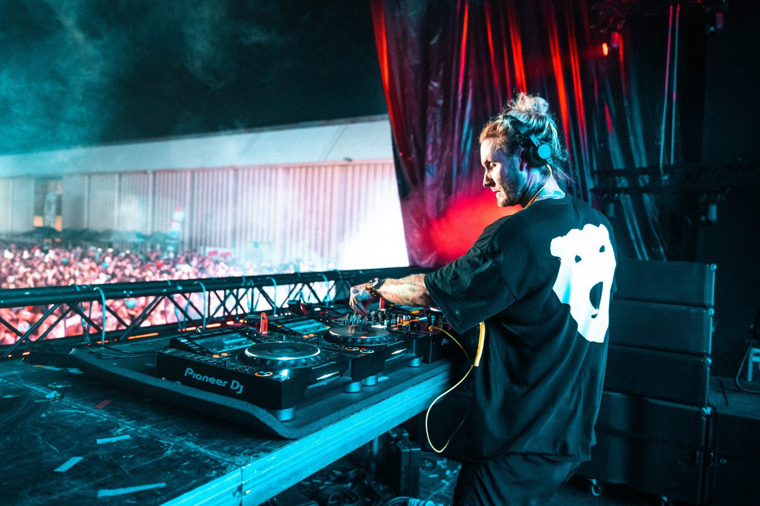 DJ sur scène lors d’un festival