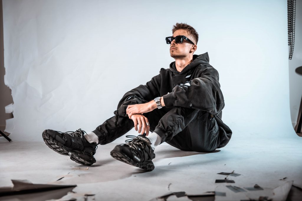 Portrait en studio, homme assis au sol