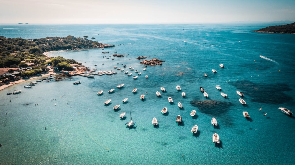Baie et bateaux vus du ciel