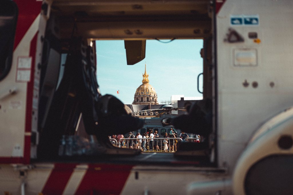 Vue depuis la cabine d’un hélicoptère, dôme des Invalides