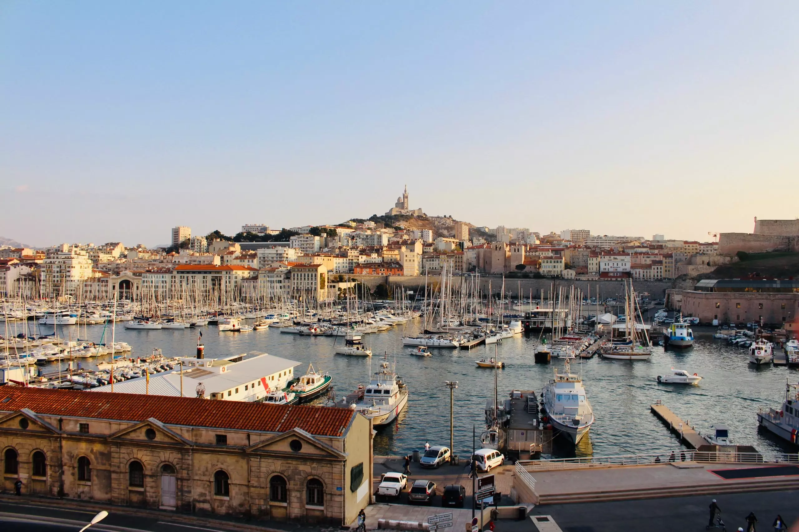 Le Vieux-Port de Marseille, ses bateaux et la colline de Notre-Dame-de-la-Garde