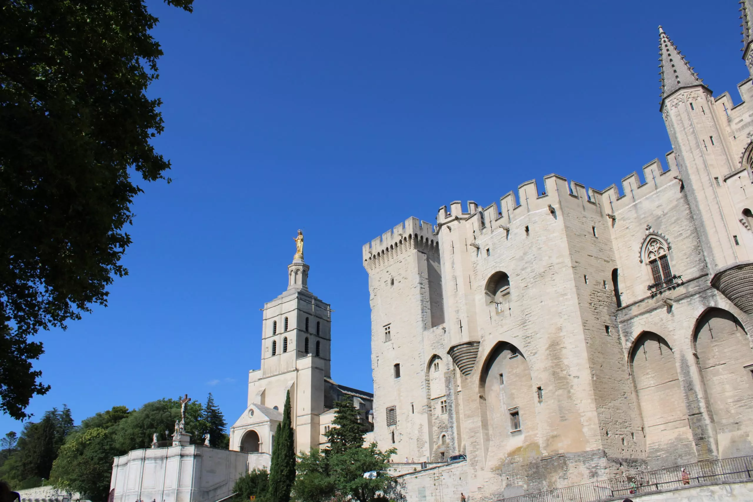 Façade du palais des Papes d’Avignon sous un ciel bleu