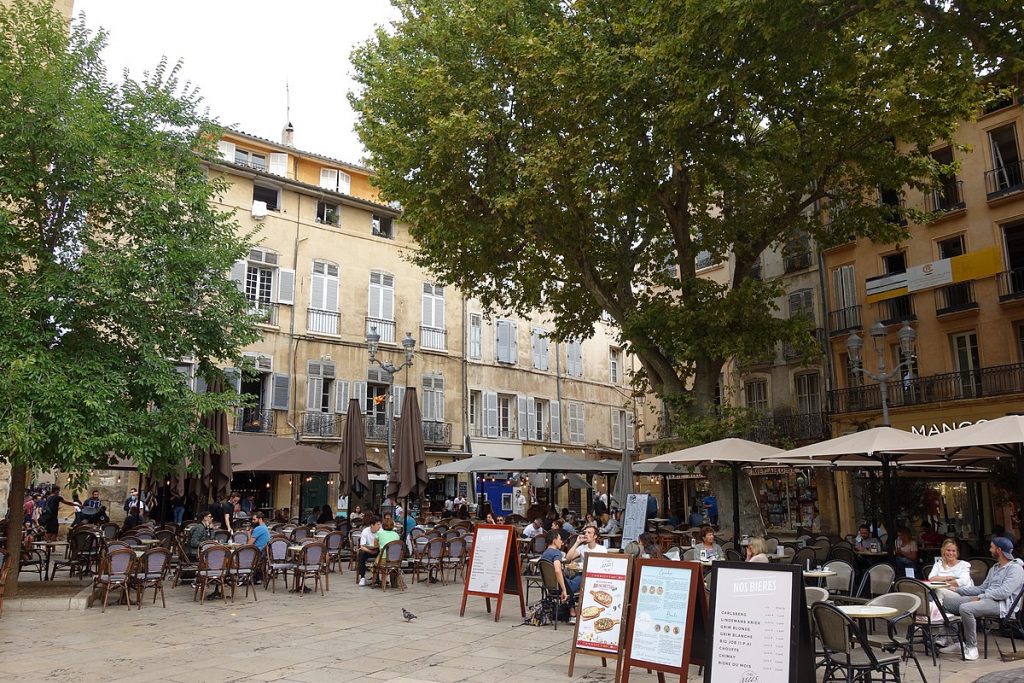 Place de l'hôtel de villeLa Place des Quatre Dauphins | Aix en provence