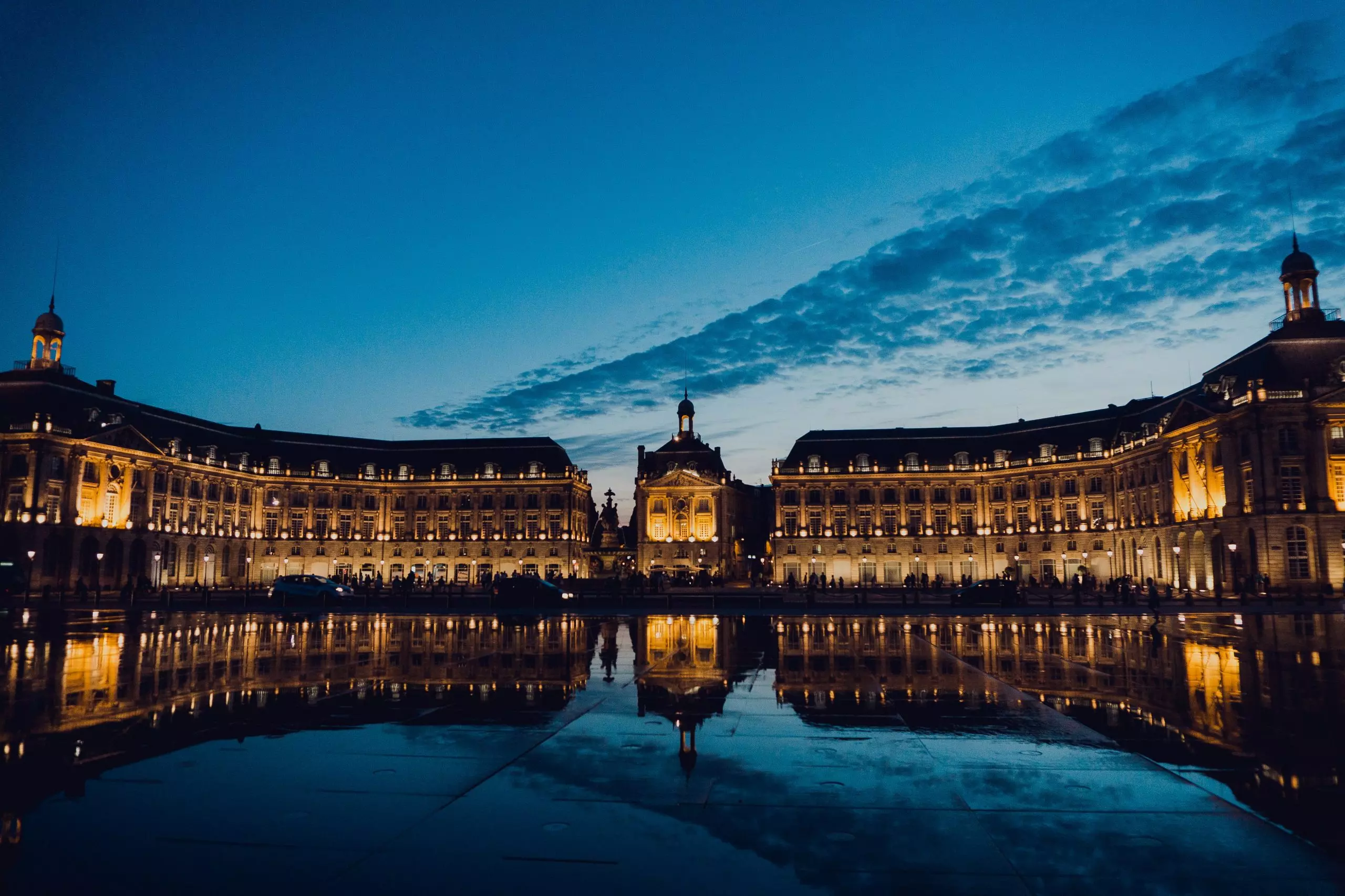 La place de la Bourse et son miroir d’eau à Bordeaux, au crépuscule