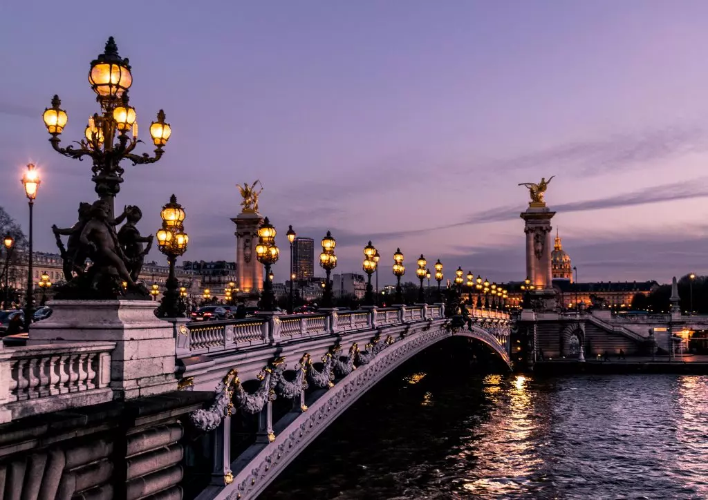 Un pont de Paris au crépuscule