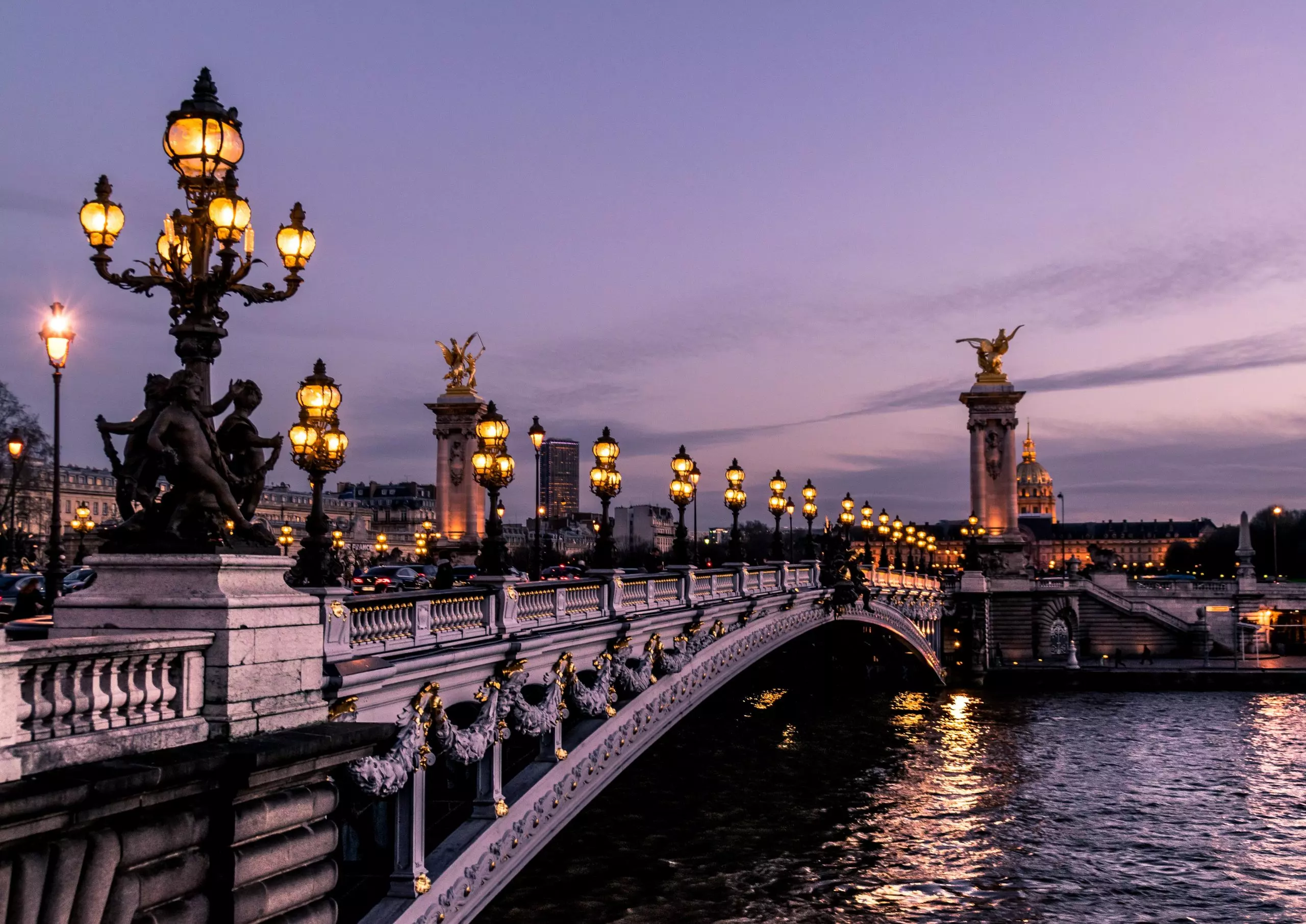 Le pont Alexandre-III à Paris au crépuscule, lampadaires allumés