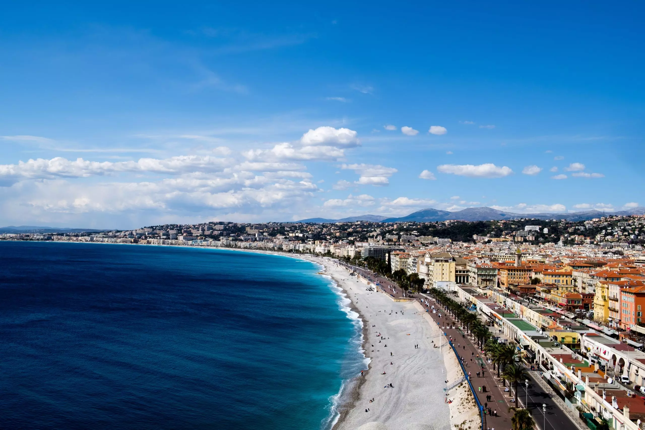 La baie de Nice vue du ciel, prise de vue par drone