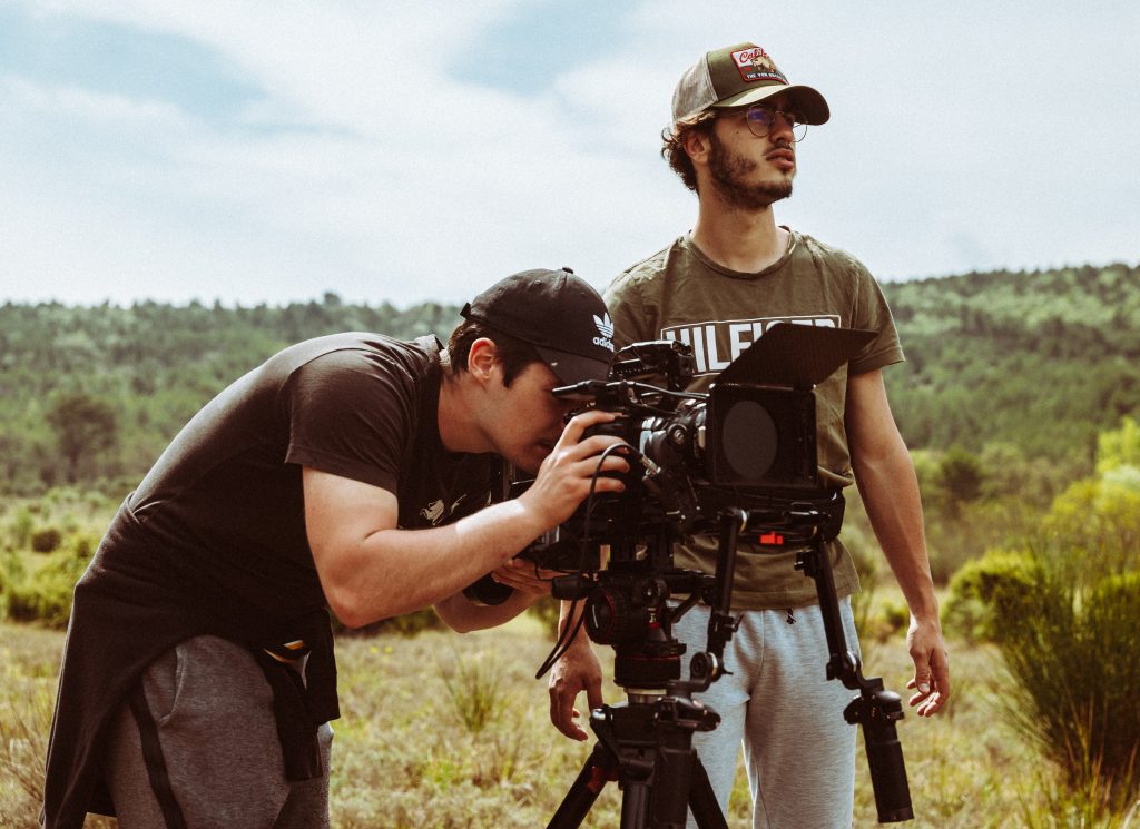Tournage en extérieur avec caméra sur trépied
