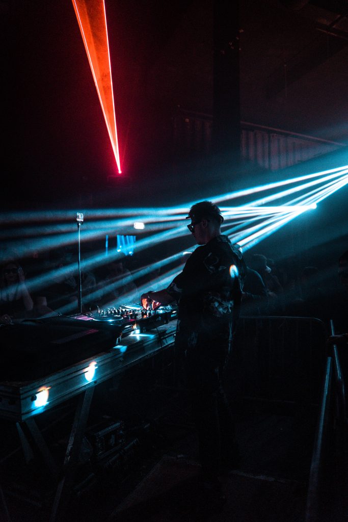Faisceaux laser et silhouette de DJ