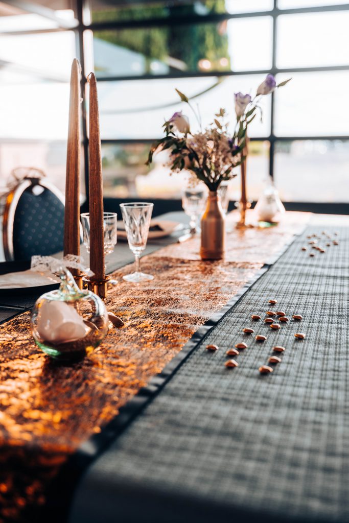 Table de réception décorée, bougies et fleurs