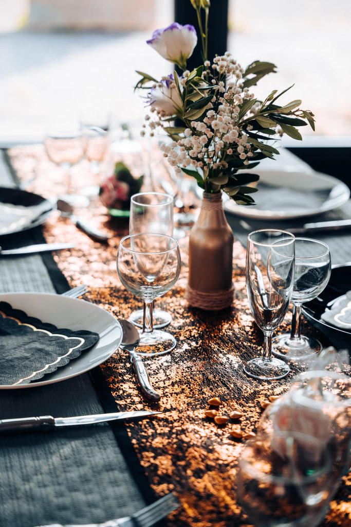 Table dressée et composition florale