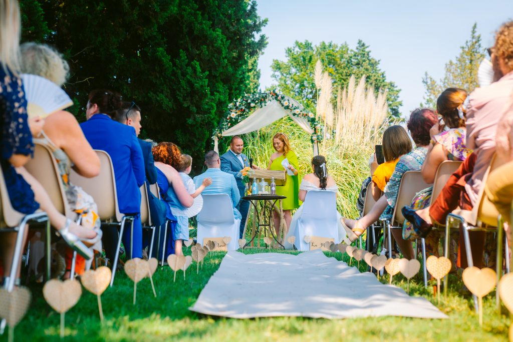Cérémonie de mariage en extérieur, invités assis