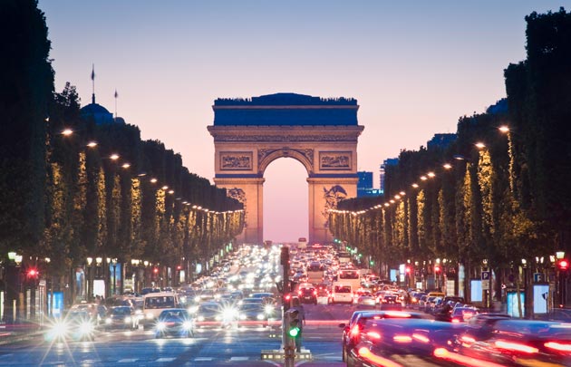 Les Champs-Élysées et l'Arc de Triomphe à Paris - Vidéaste & Réalisateur à Lyon – B2B, Mariage, 3D - Quentin Berguet