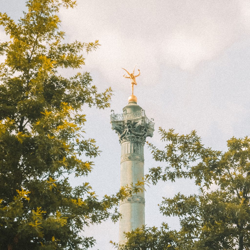 Colonne de Juillet à Paris entre les arbres