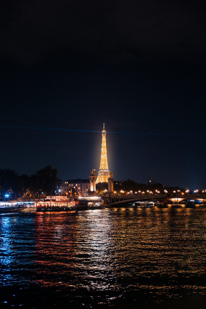 Tour Eiffel illuminée de nuit depuis la Seine