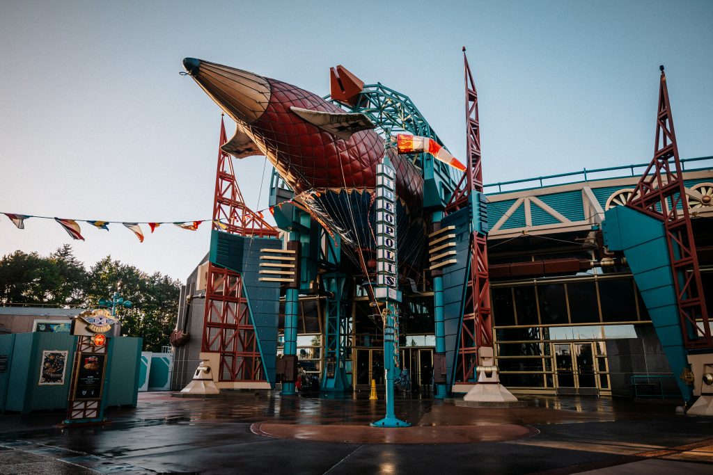 Architecture colorée d’une attraction à Disneyland Paris
