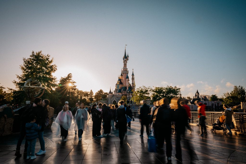 Foule devant le château de la Belle au bois dormant