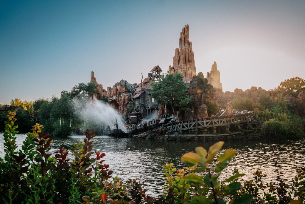 Rivière et décor rocheux à Disneyland Paris