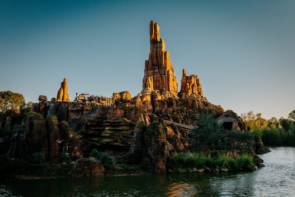 Rocher et paysage d’une attraction de Disneyland Paris