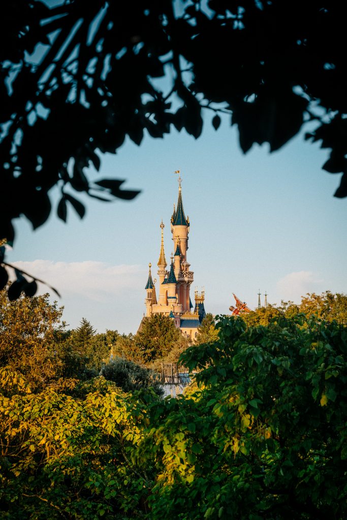 Château de Disneyland Paris entre les arbres