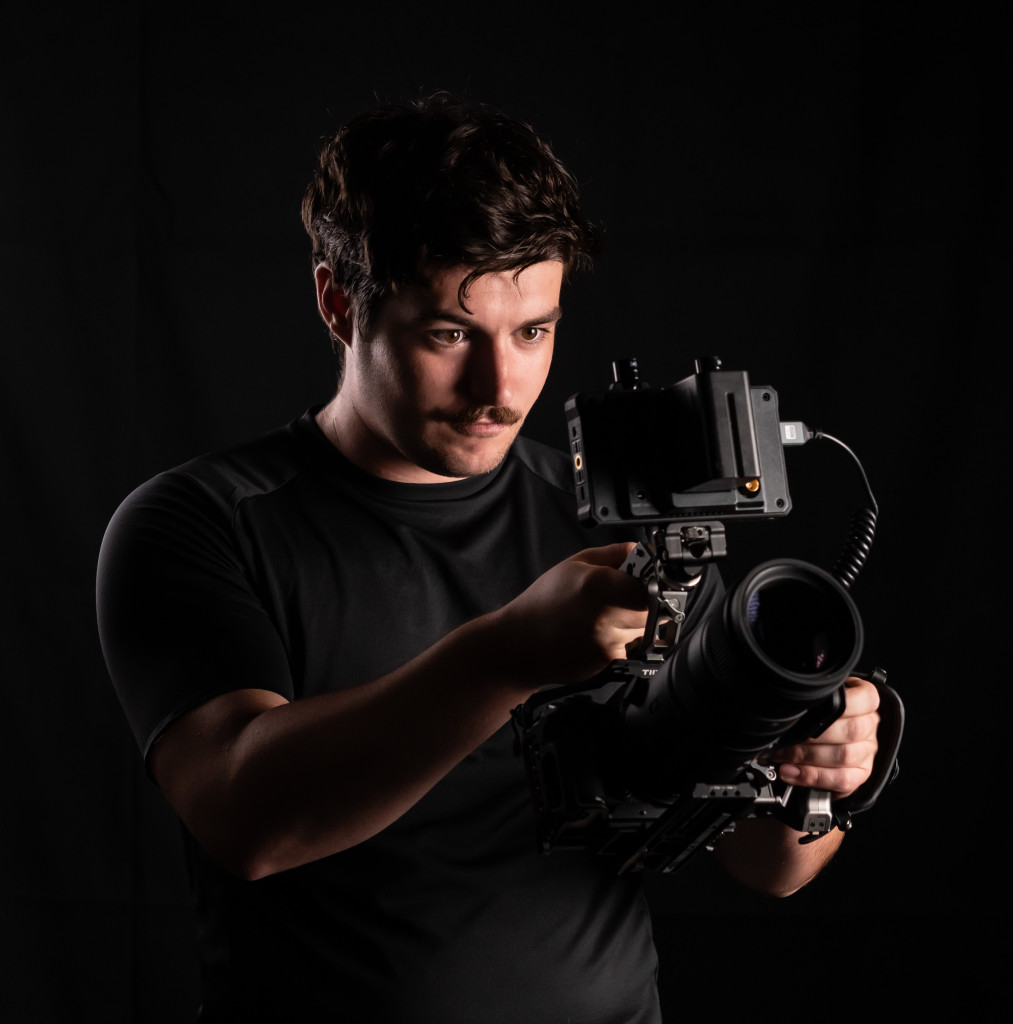 Portrait du vidéaste Quentin Berguet sur fond de studio