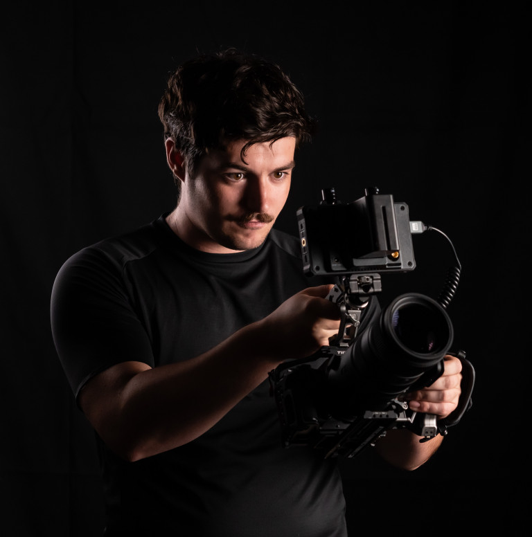 Portrait du vidéaste Quentin Berguet sur fond de studio