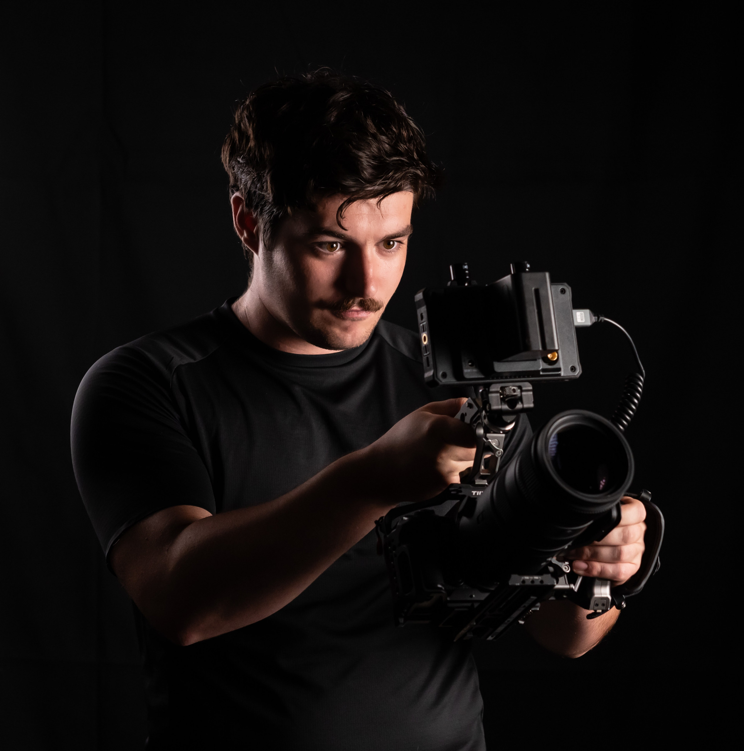 Portrait du vidéaste Quentin Berguet sur fond de studio