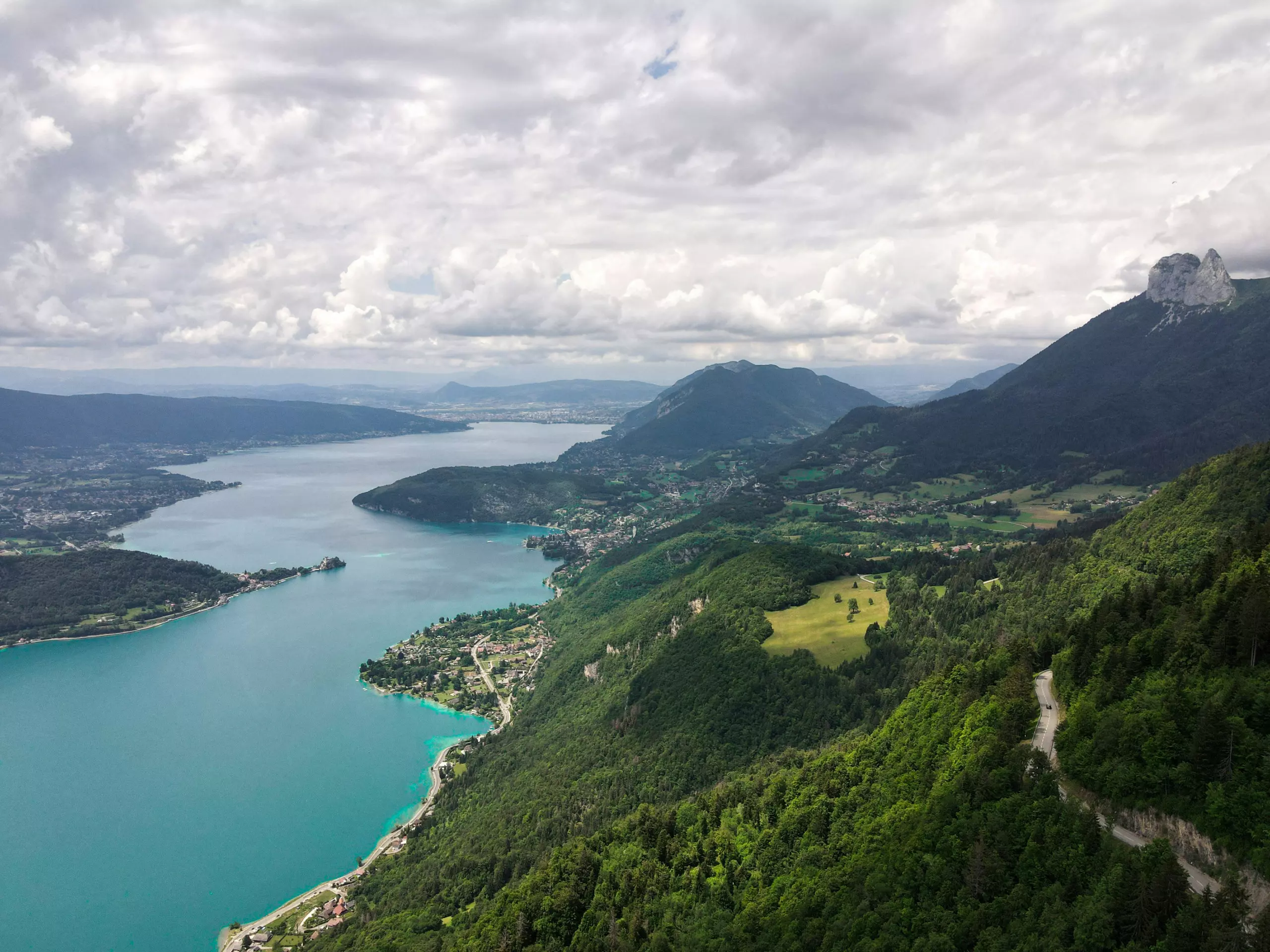 Le lac d’Annecy et les montagnes