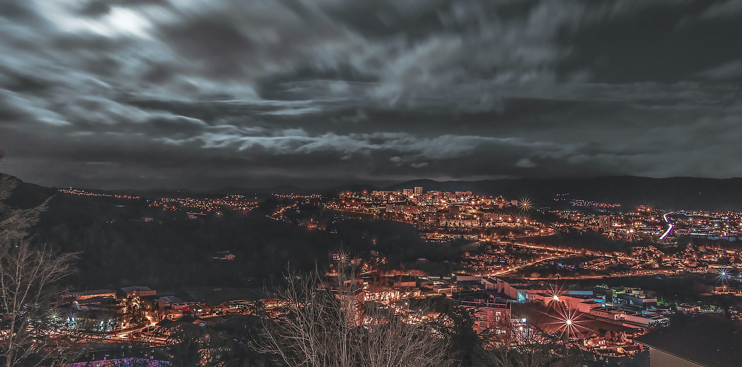 Panorama nocturne de Saint-Étienne, ses collines et ses lumières