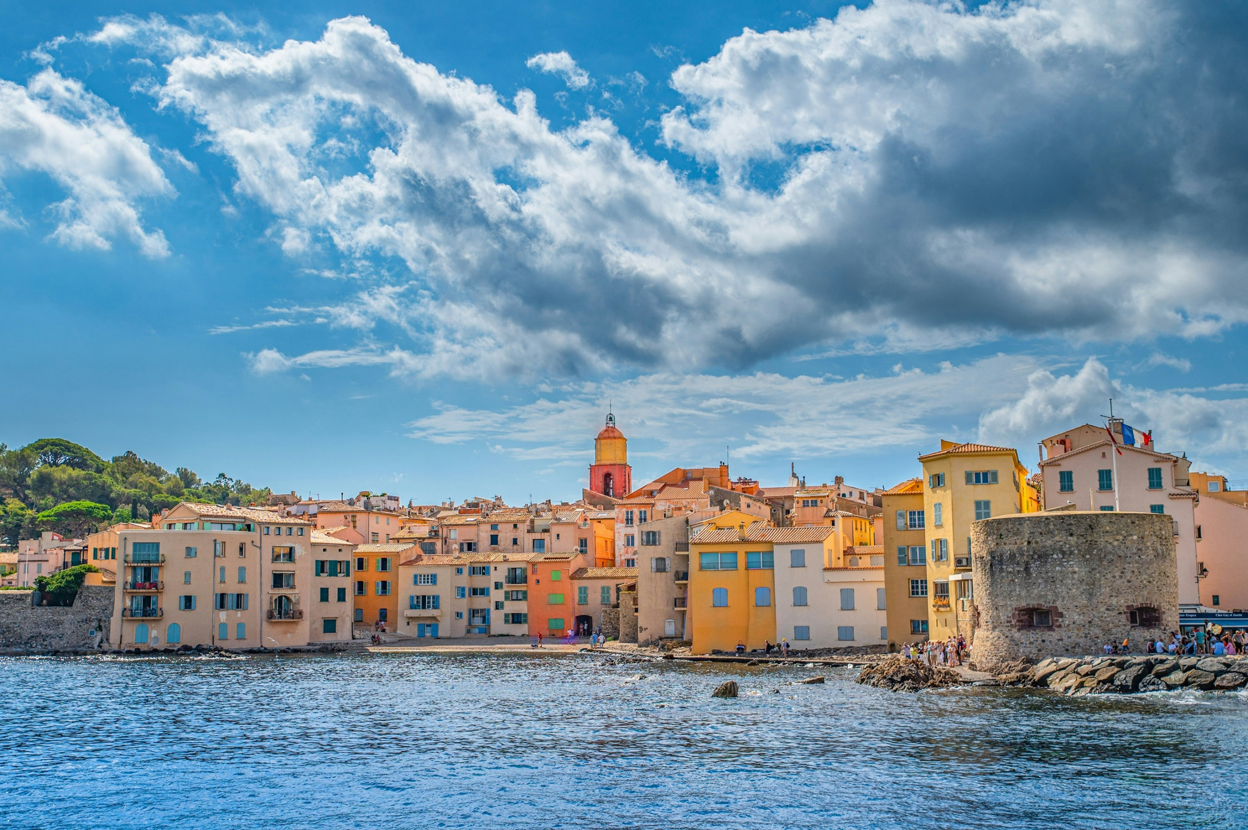 Le village de Saint-Tropez vu depuis la mer